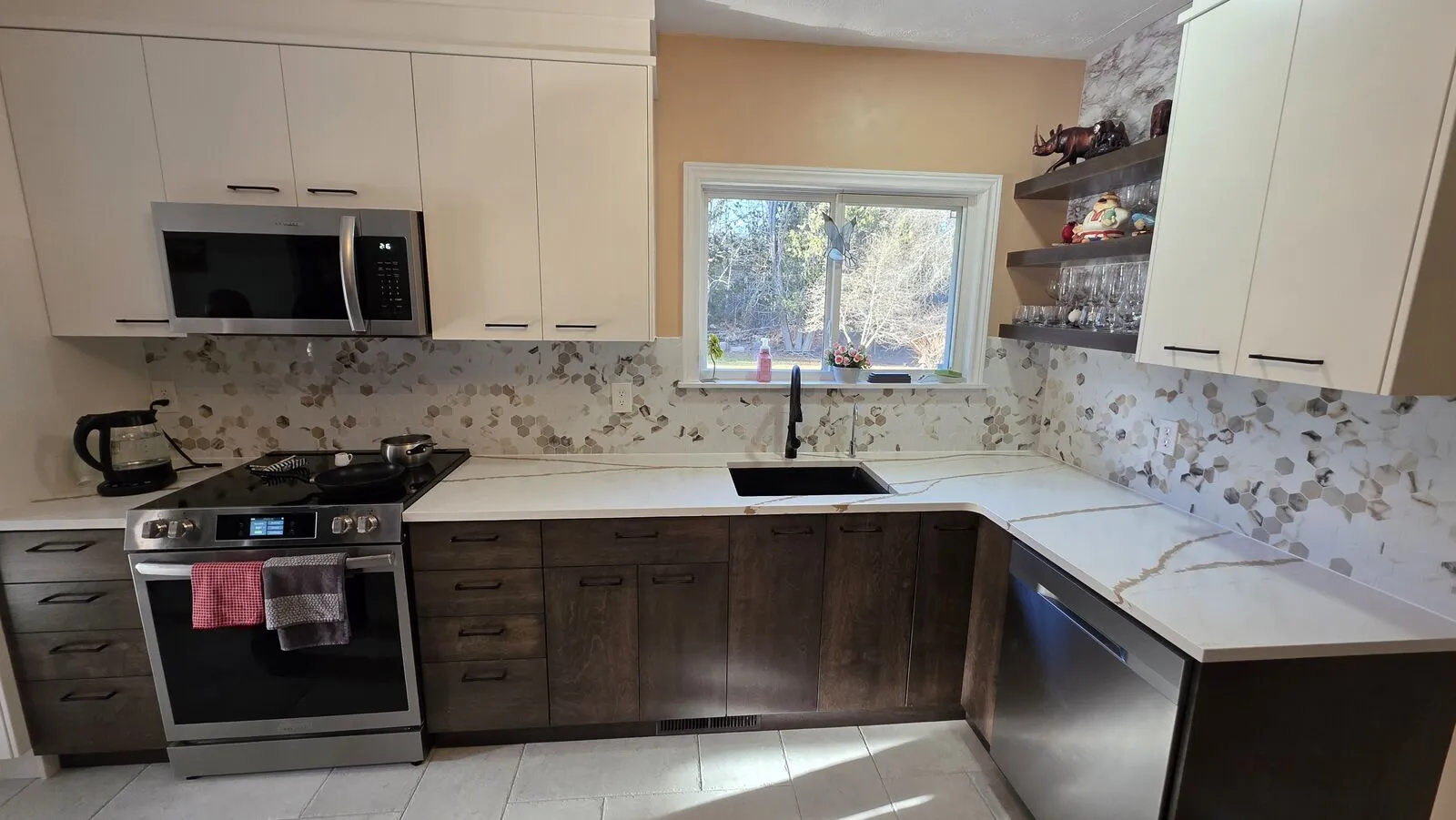 Kitchen backsplashes: marble and glass mosaic